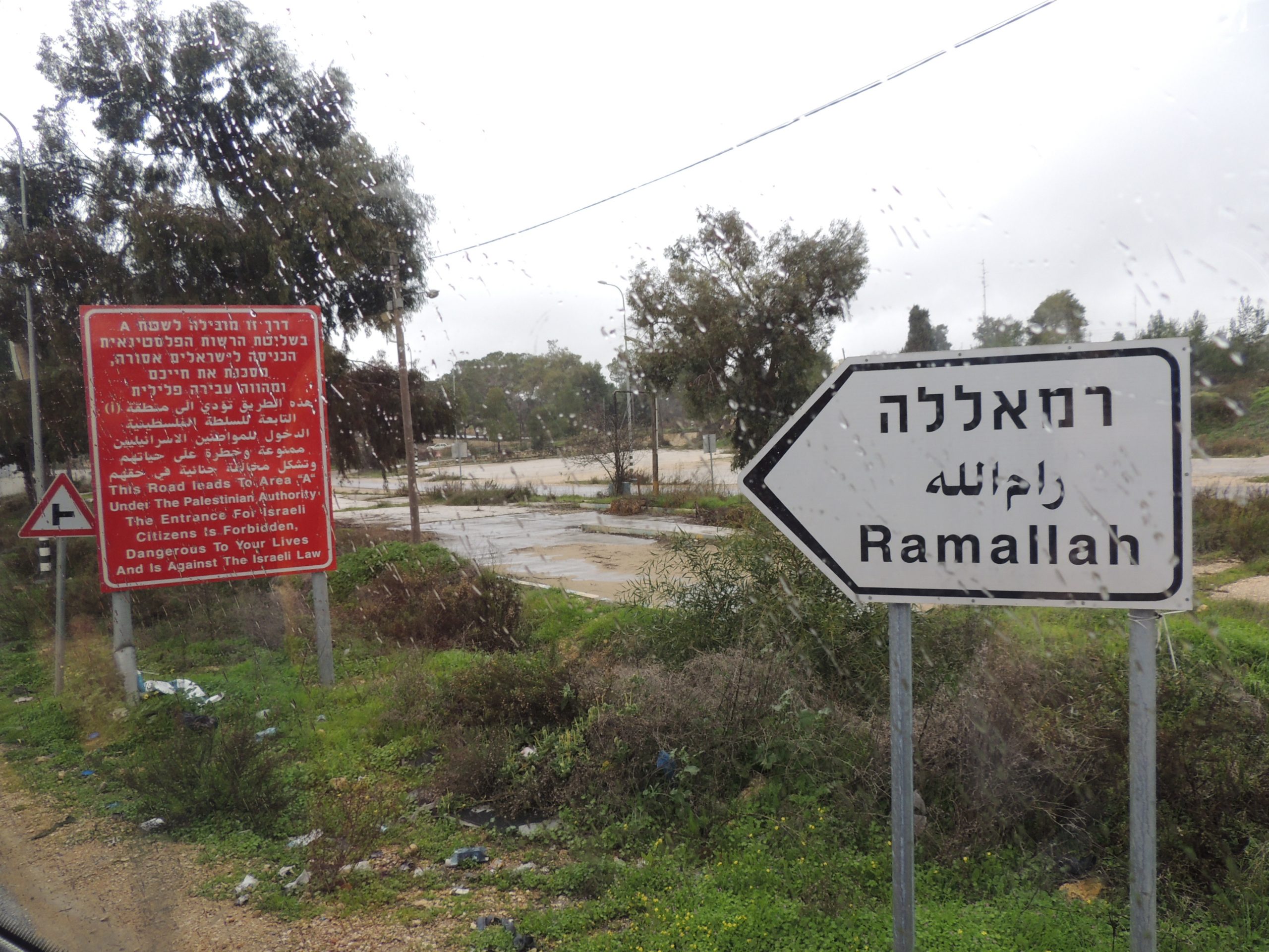 Sign with Ramallah in Hebrew, Arabic and English