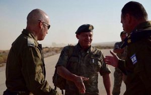 Soldaten die handen schudden