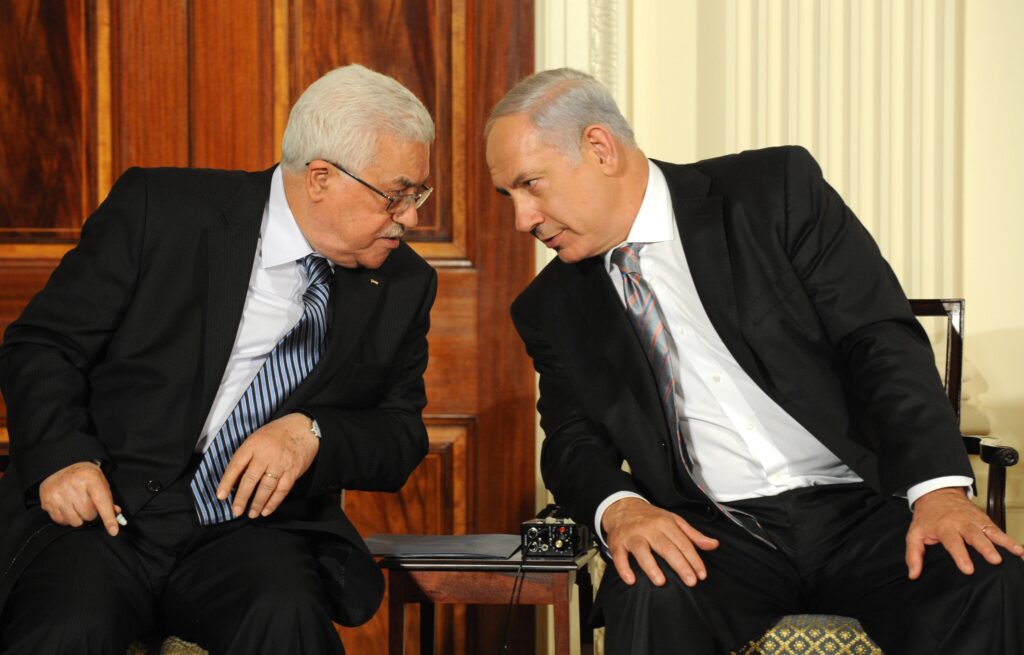 Bibi Netanyahu en Mahmoud Abbas pratend