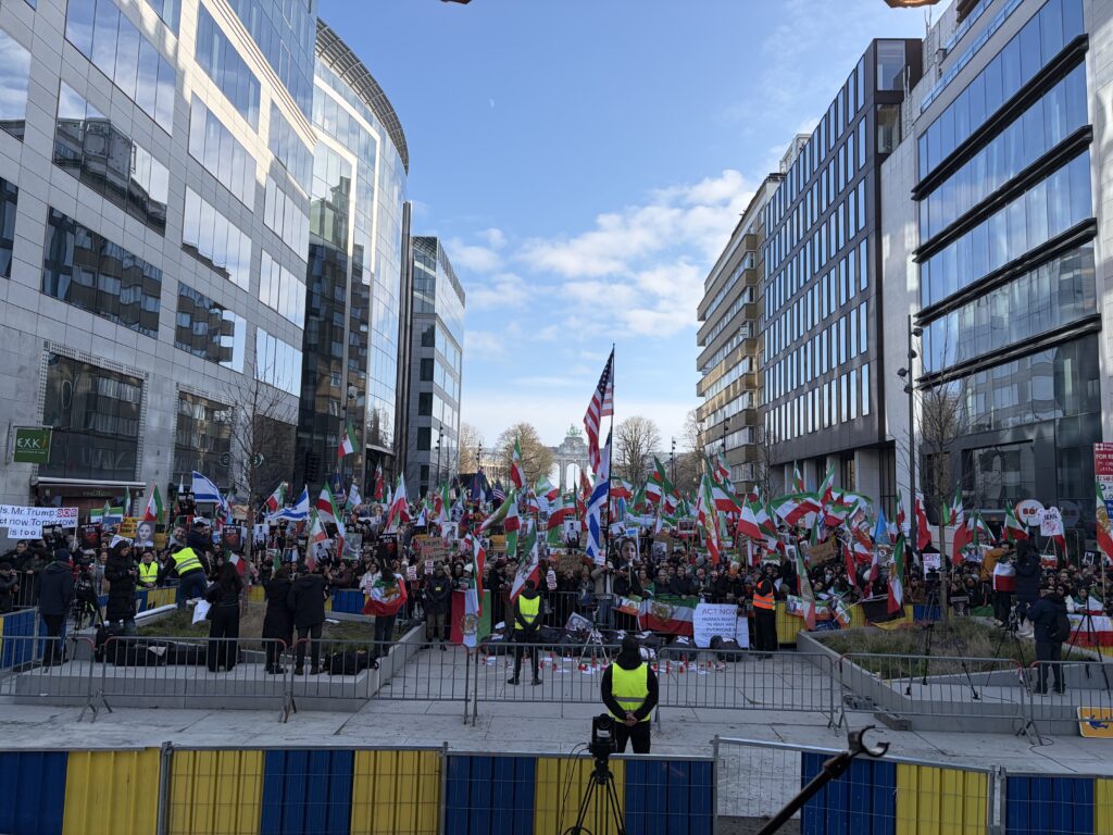 Duizenden betogers komen samen in Brussel voor een VRIJ IRAN